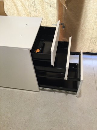 Cajonera metálica beige con llave