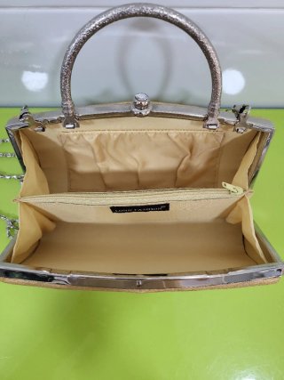 Bolso de mano dorado con cadena