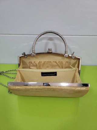 Bolso de mano dorado con cadena