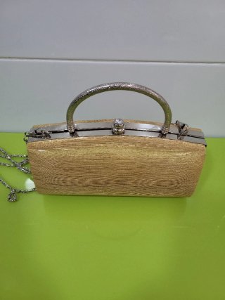 Bolso de mano dorado con cadena