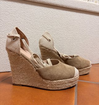 Cuñas beige oscuro con tiras