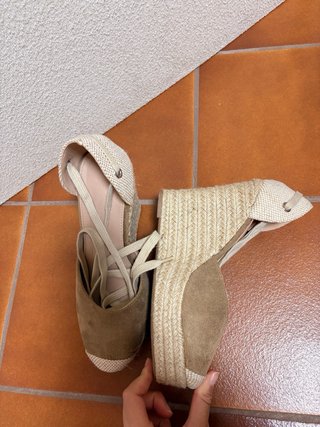 Cuñas beige oscuro con tiras