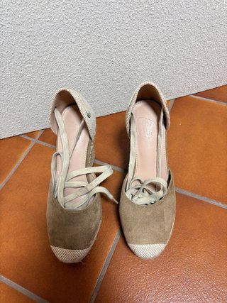 Cuñas beige oscuro con tiras
