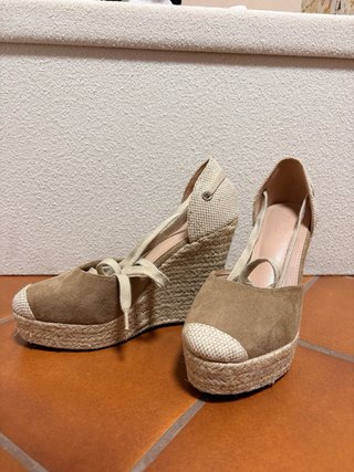 Cuñas beige oscuro con tiras