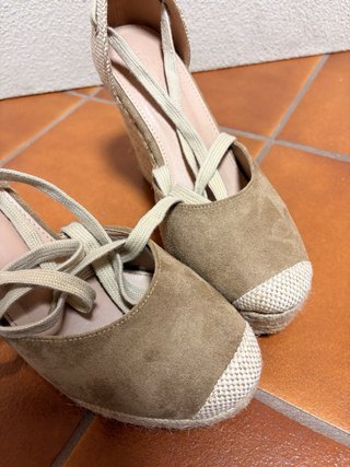 Cuñas beige oscuro con tiras