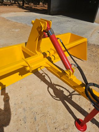 Refinadora Hidráulica Amarilla de 3 metro.