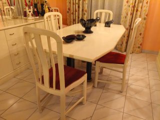 URGE VENDER: Aparador, Vitrina, Mesa y 6 Sill