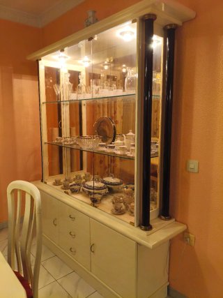 URGE VENDER: Aparador, Vitrina, Mesa y 6 Sill