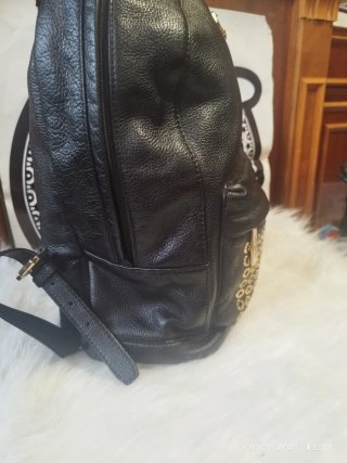 Mochila Michael Kors Negra con Tachuelas Doradas