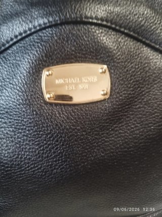 Mochila Michael Kors Negra con Tachuelas Doradas
