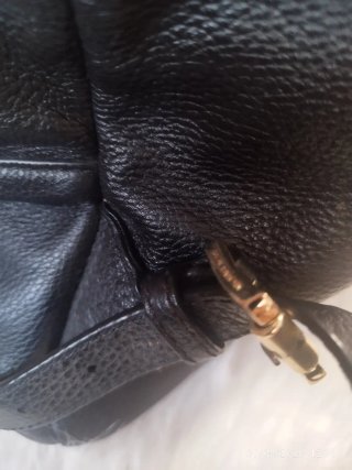 Mochila Michael Kors Negra con Tachuelas Doradas