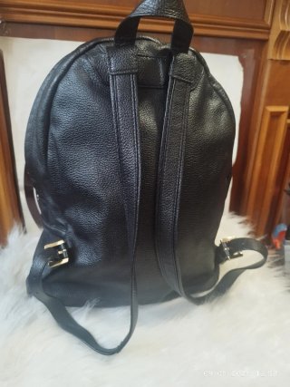 Mochila Michael Kors Negra con Tachuelas Doradas