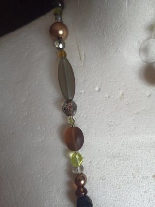 Conjunto collar y pendientes marrón y dorado
