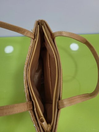 Bolso de mano beige y dorado tejido con cuentas