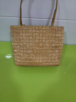Bolso de mano beige y dorado tejido con cuentas