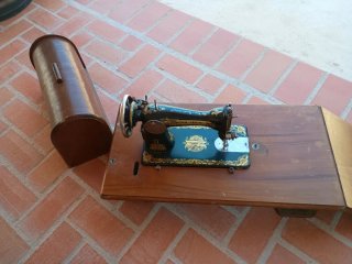 Máquina de coser antigua funcional