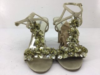 Zapatos de tacón Nine West dorados