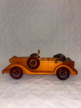 Decoración coche clásico de madera descapotable