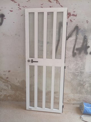 Puerta exterior blanca con cristal