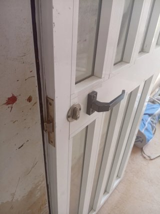 Puerta exterior blanca con cristal