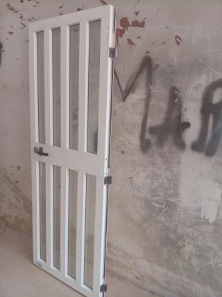 Puerta exterior blanca con cristal