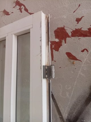 Puerta exterior blanca con cristal