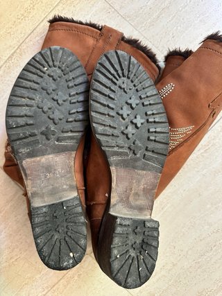 Botas camperas de piel con tachuelas