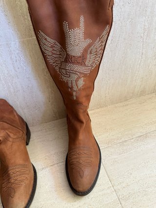 Botas camperas de piel con tachuelas