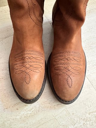 Botas camperas de piel con tachuelas