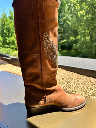 Botas camperas de piel con tachuelas