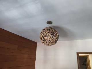 Lámpara de techo rústica de madera.