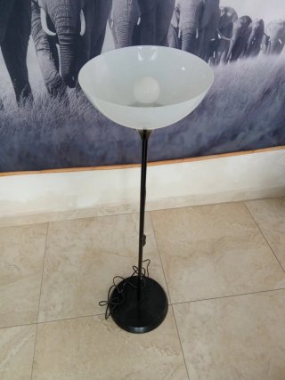 Lámpara de pie moderna negra y blanca