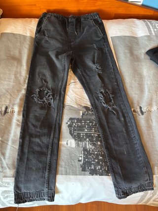 Pantalón Vaquero Negro Roto