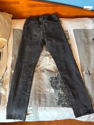 Pantalón Vaquero Negro Roto