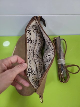 Bolso de mano marrón con detalles dorados