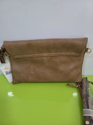 Bolso de mano marrón con detalles dorados