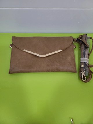 Bolso de mano marrón con detalles dorados