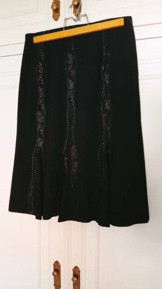 Falda de fiesta negra con detalles