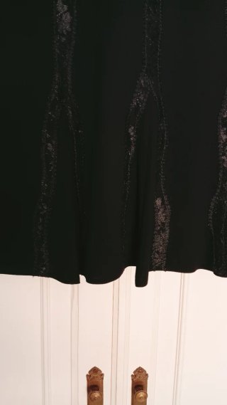 Falda de fiesta negra con detalles