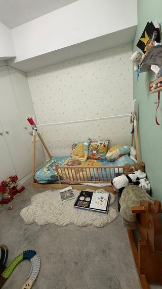 Cama tipi y estantes infantiles