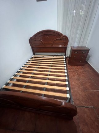 Cama y mesita de noche de madera