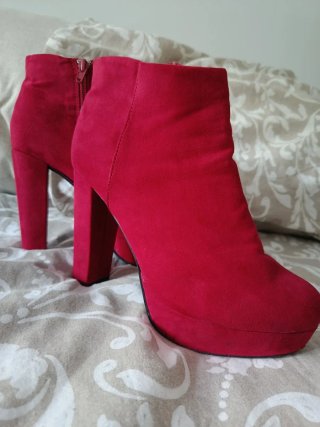 Botines rojos de tacón