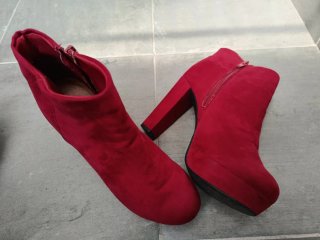 Botines rojos de tacón