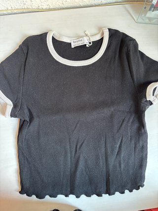 Camiseta corta Bershka negra y blanca