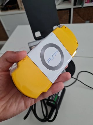 PSP Amarilla Edicion Los Simpson + Juego +Cargador