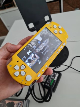 PSP Amarilla Edicion Los Simpson + Juego +Cargador