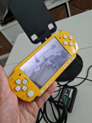 PSP Amarilla Edicion Los Simpson + Juego +Cargador