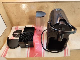 Cafetera Nespresso DeLonghi Inissia Negra.