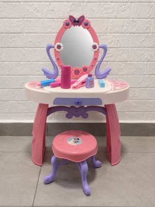 Tocador infantil con espejo y taburete