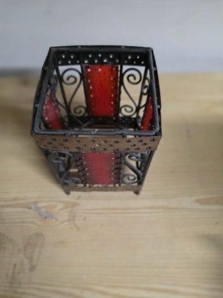 Farolillo de metal y cristal rojo